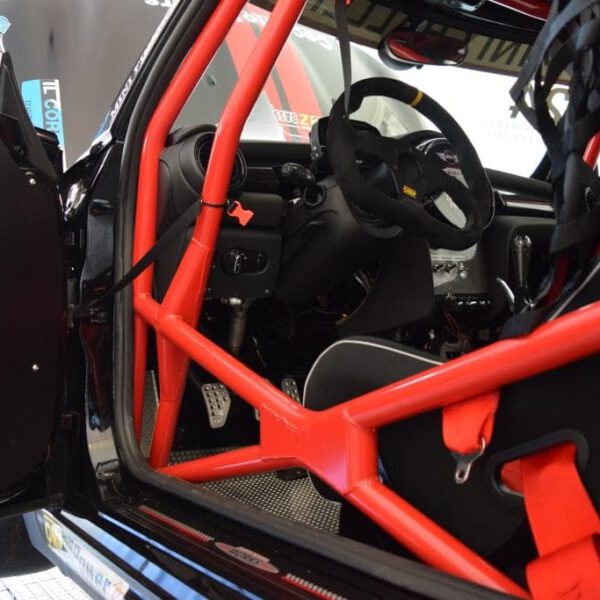 MINI CHALLENGE 2023: SASSA ROLL-BAR ancora partner tecnico ufficiale con i safety cage realizzati e montati su tutte le vetture