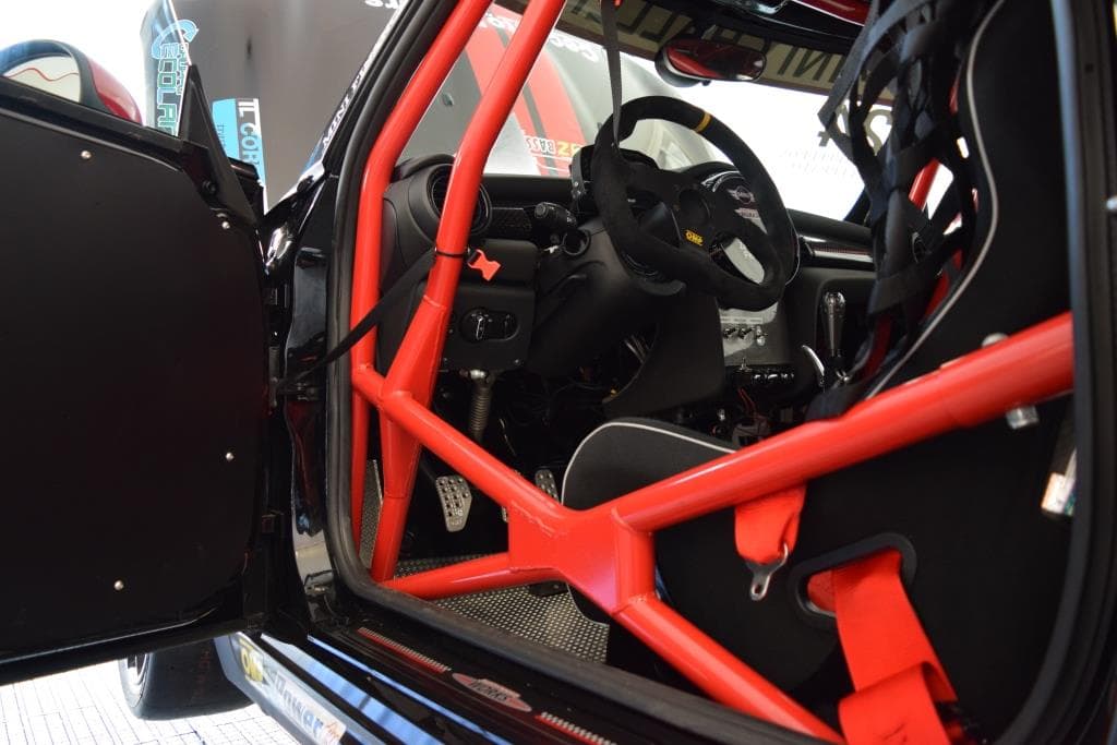 MINI CHALLENGE 2023: SASSA ROLL-BAR ancora partner tecnico ufficiale con i safety cage realizzati e montati su tutte le vetture